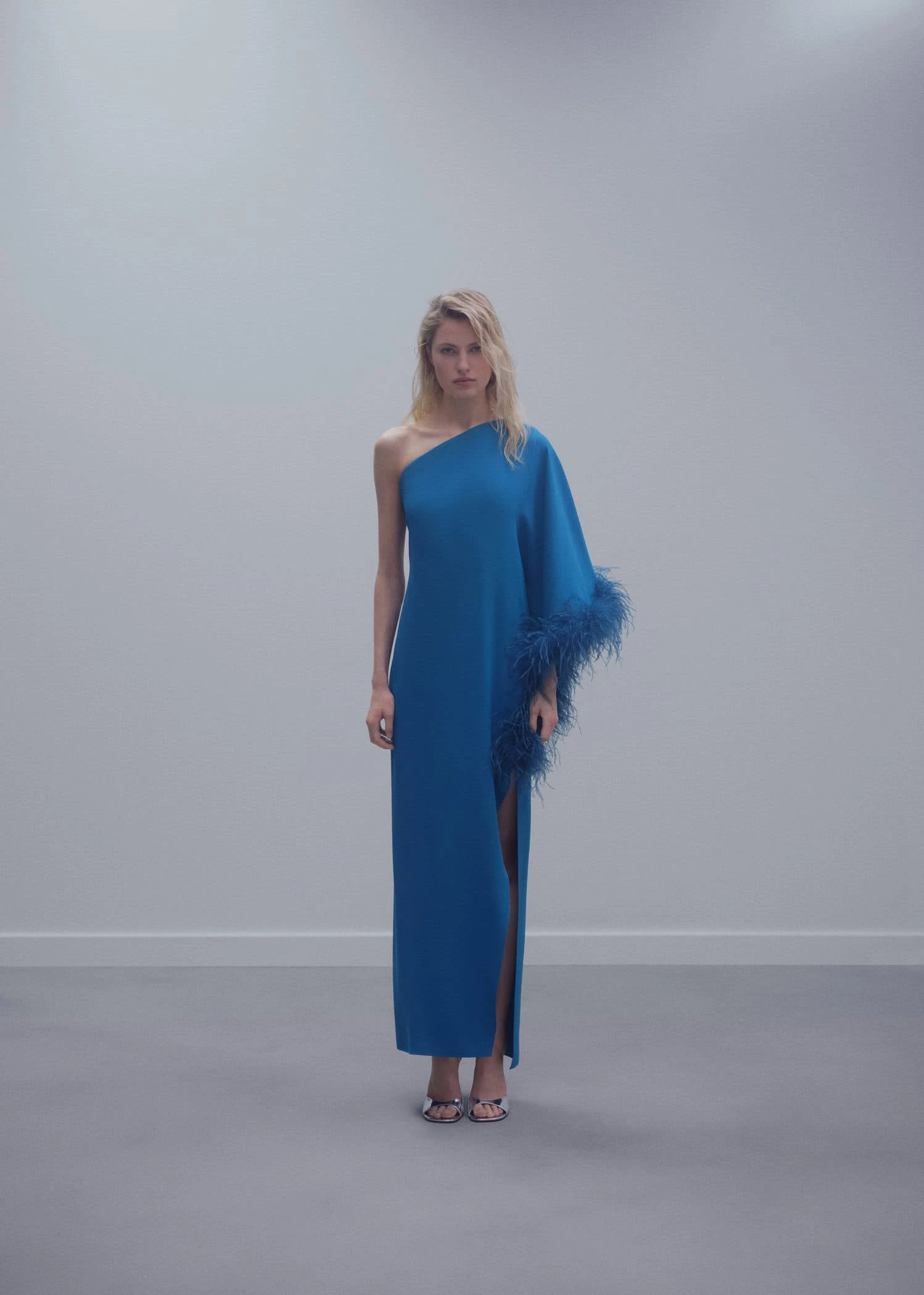 Robe Satinée Asymétrique Plumes 2 Robe Satinée Asymétrique Plumes – Image 2