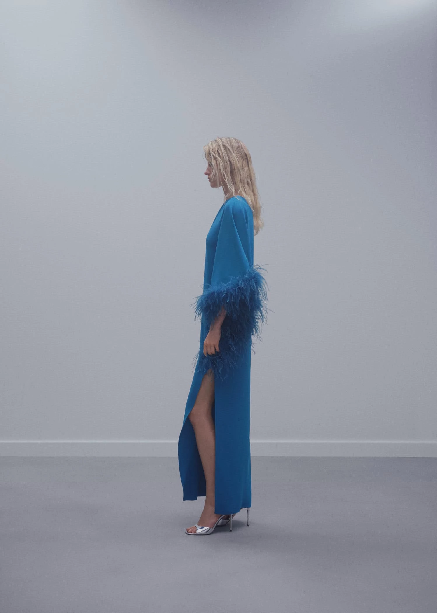 Robe Satinée Asymétrique Plumes 5 Robe Satinée Asymétrique Plumes – Image 5